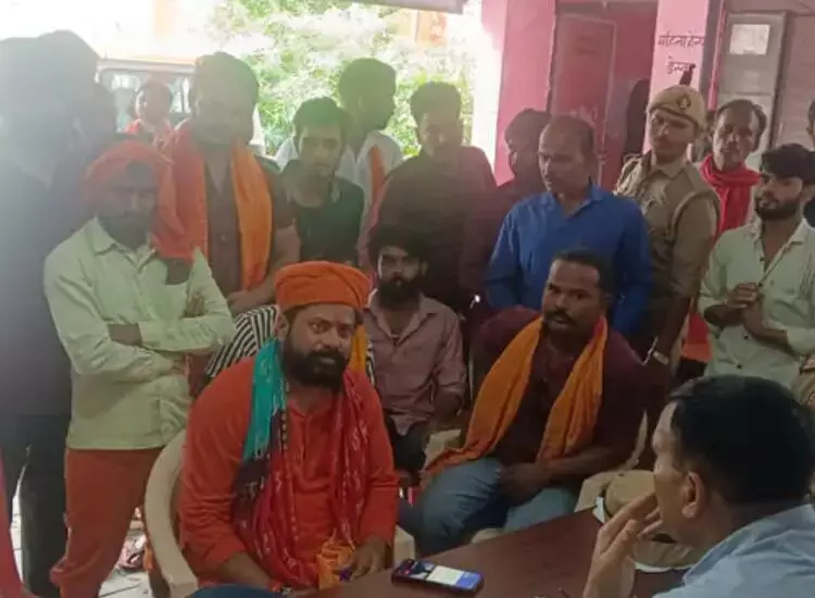 ईसाई समुदाय की प्रार्थना सभा में बवाल- भीड में एक का फूटा सिर ईसाई समुदाय की प्रार्थना सभा में बवाल- भीड में एक का फूटा सिर