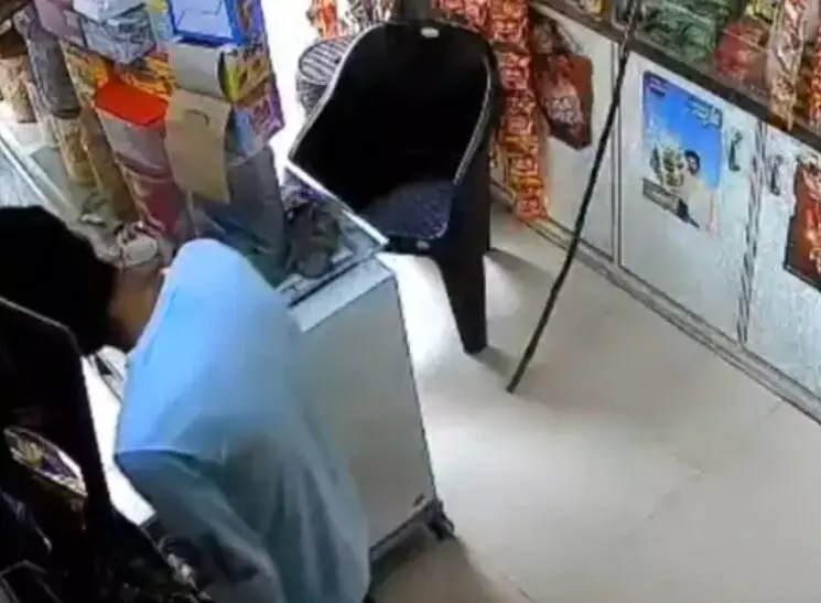 दिनदहाड़े 70000 रुपए ले उड़ा चोर- दुकान में चोरी की घटना CCTV में कैद दिनदहाड़े 70000 रुपए ले उड़ा चोर- दुकान में चोरी की घटना CCTV में कैद