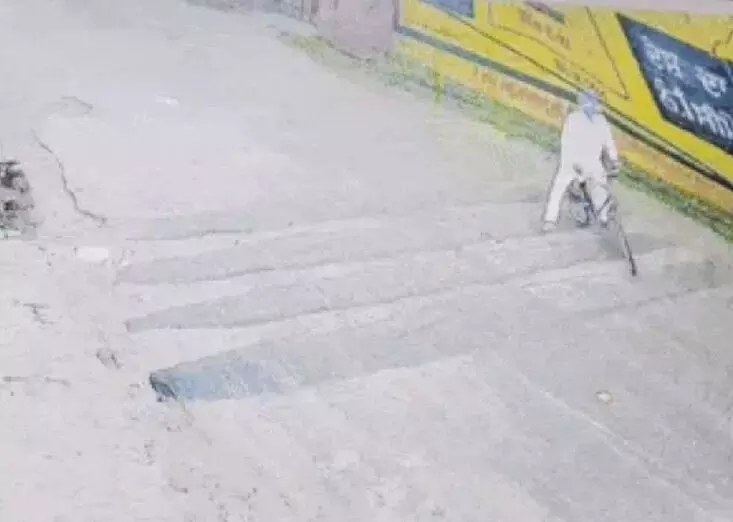 बारिश में गिरी ईंट भट्ठे के गोदाम की दीवार- साइकिल सवार की मौत बारिश में गिरी ईंट भट्ठे के गोदाम की दीवार- साइकिल सवार की मौत