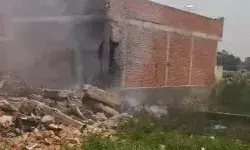 पटाखा फैक्ट्री में ब्लास्ट- उड़ी बिल्डिंग- पड़ोसियों के घर भी टूटे