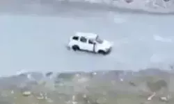 कारगिल जा रही गाड़ी सड़क से फिसलकर नदी में गिरी- सेना और पुलिस.. कारगिल जा रही गाड़ी सड़क से फिसलकर नदी में गिरी- सेना और पुलिस..