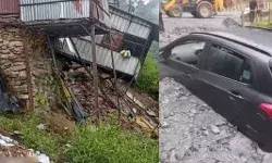 मार्केट में हुए भूधंसाव से दुकानें क्षतिग्रस्त- मलबे में फंसी गाड़ी मार्केट में हुए भूधंसाव से दुकानें क्षतिग्रस्त- मलबे में फंसी गाड़ी