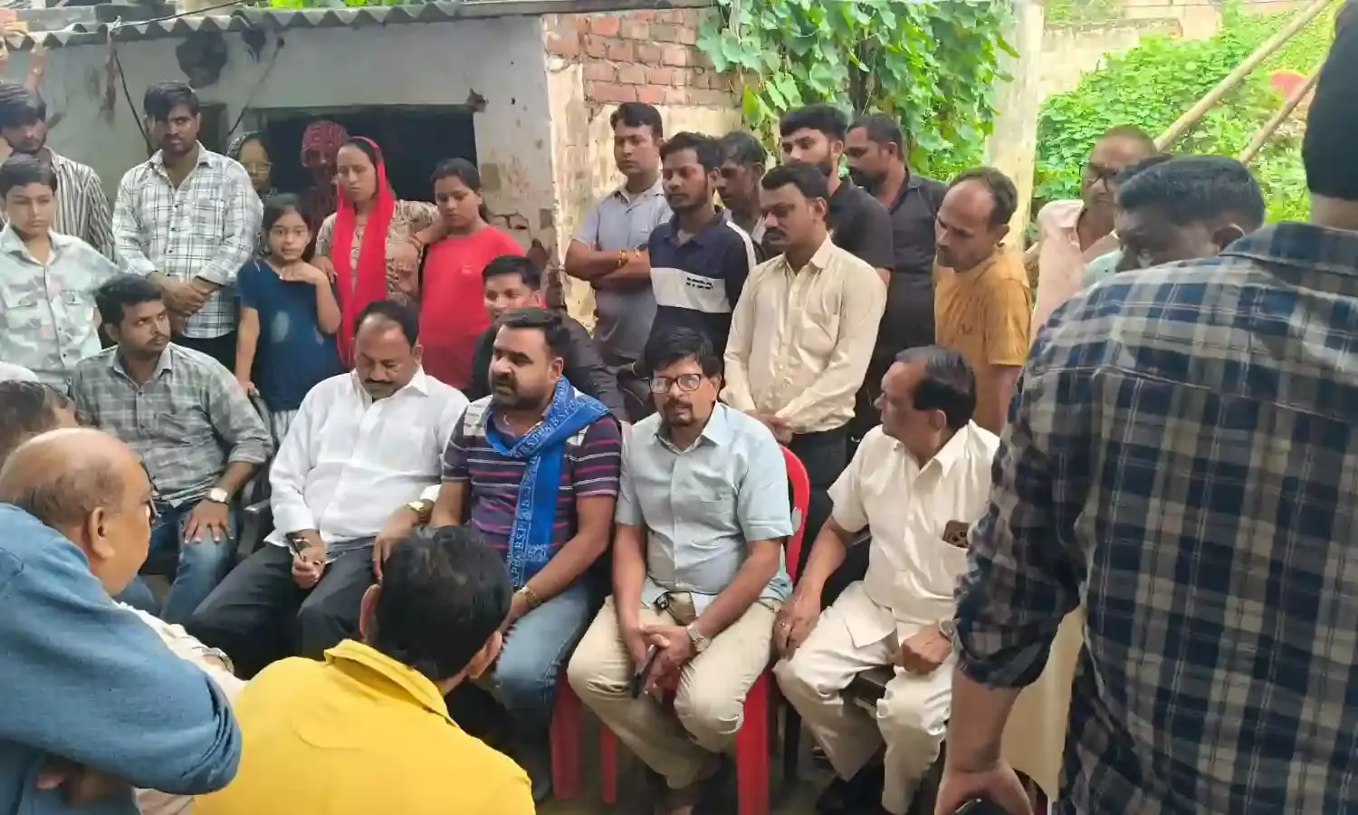 भूस्खलन हादसे के मृतकों के परिजनों से मिले बसपा नेता - दी आर्थिक मदद