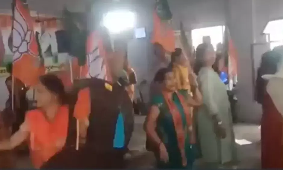 कांग्रेस दफ्तर में BJP महिलाओं का तांडव- विरोध के नाम पर तोड़फोड़