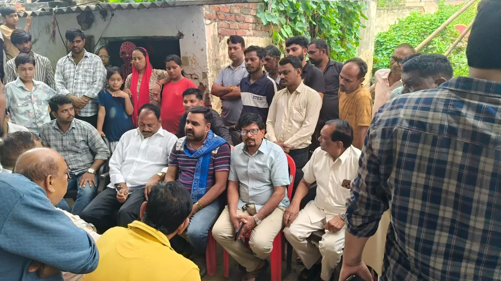 भूस्खलन हादसे के मृतकों के परिजनों से मिले बसपा नेता - दी आर्थिक मदद भूस्खलन हादसे के मृतकों के परिजनों से मिले बसपा नेता - दी आर्थिक मदद
