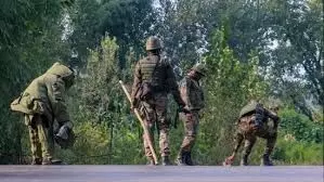 LoC के पास भारतीय सेना एवं आतंकियों के बीच एनकाउंटर जारी LoC के पास भारतीय सेना एवं आतंकियों के बीच एनकाउंटर जारी