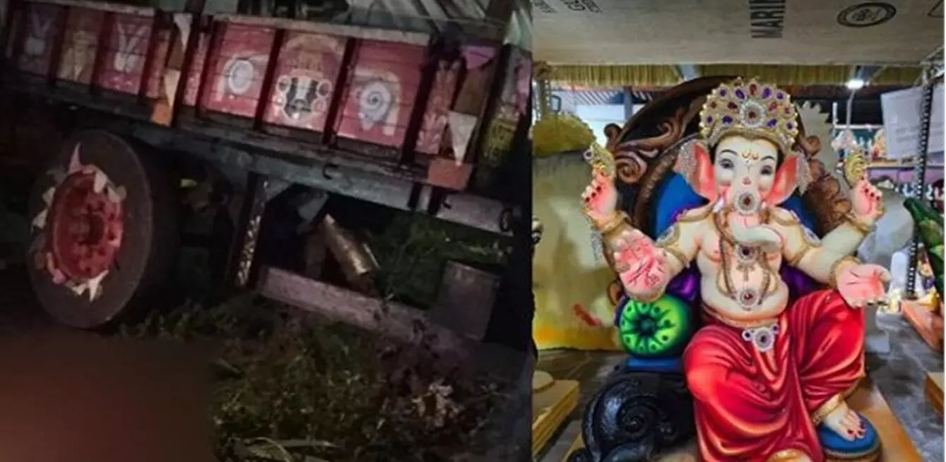 गणेश विसर्जन जुलूस में पलटा ट्रैक्टर- चली गई चार लोगों की जान गणेश विसर्जन जुलूस में पलटा ट्रैक्टर- चली गई चार लोगों की जान