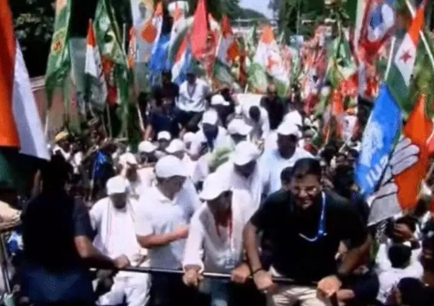 वोटर अधिकार मार्च- विपक्ष के नेताओं के साथ खुली बस में निकले राहुल वोटर अधिकार मार्च- विपक्ष के नेताओं के साथ खुली बस में निकले राहुल