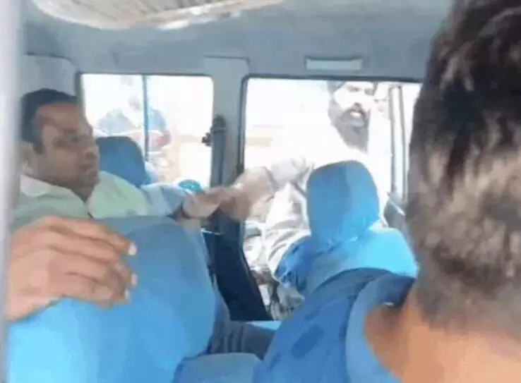 सुबह सुबह रिश्वतखोर लगा हाथ- ACM 4 का चपरासी रंगे हाथ पकड़ा सुबह सुबह रिश्वतखोर लगा हाथ- ACM 4 का चपरासी रंगे हाथ पकड़ा
