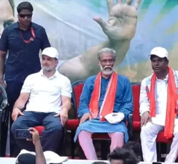 राहुल की वोटर अधिकार मार्च- बैरिकेडिंग लगाकर डाक बंगले पर रोकी भीड राहुल की वोटर अधिकार मार्च- बैरिकेडिंग लगाकर डाक बंगले पर रोकी भीड
