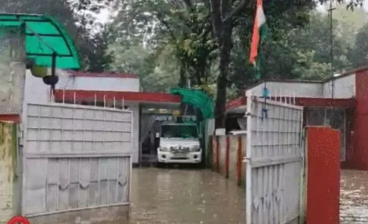 जलभराव से अफसर भी हुए रूबरू- ADM SDM के घरों में भरा पानी जलभराव से अफसर भी हुए रूबरू- ADM SDM के घरों में भरा पानी