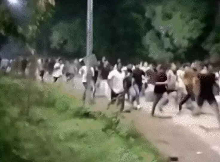 BHU में छात्रों का बवाल- दो गुटों में मारपीट, हंगामा, पथराव तोड़ी... BHU में छात्रों का बवाल- दो गुटों में मारपीट, हंगामा, पथराव तोड़ी...