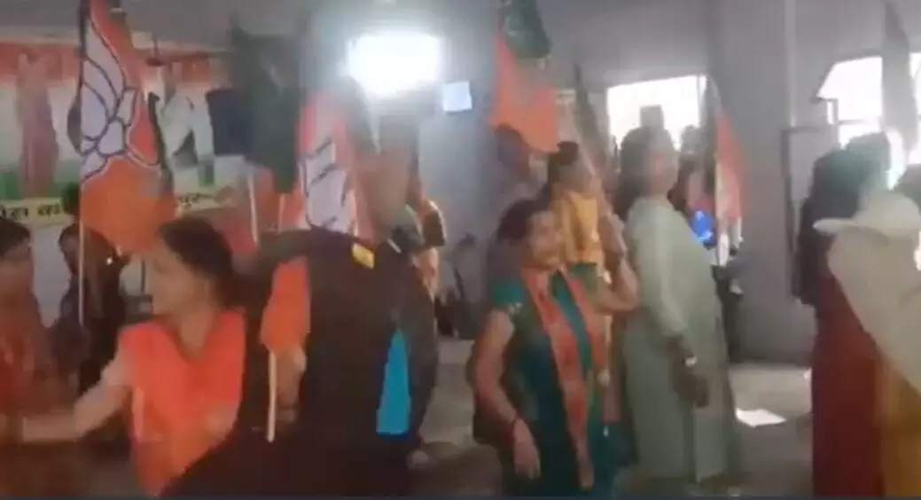 कांग्रेस दफ्तर में BJP महिलाओं का तांडव- विरोध के नाम पर तोड़फोड़ कांग्रेस दफ्तर में BJP महिलाओं का तांडव- विरोध के नाम पर तोड़फोड़