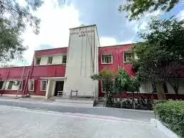 व्यक्ति की हत्या व 3 बच्चों को घायल करने के मामले में बाप बेटे को... व्यक्ति की हत्या व 3 बच्चों को घायल करने के मामले में बाप बेटे को...