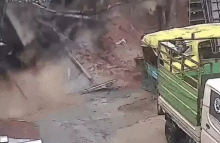 बारिश का कहर- कई बिल्डिंगे गिरी- मकान की छत ढही- चाचा भतीजे की मौत बारिश का कहर- कई बिल्डिंगे गिरी- मकान की छत ढही- चाचा भतीजे की मौत