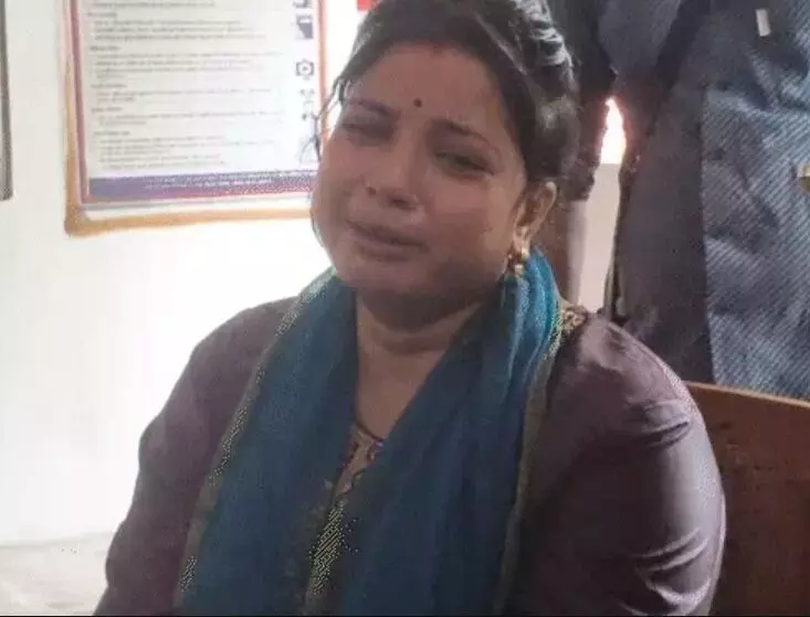 शीशी से उड़ेला तेल- CM आवास के पास महिला का आत्मदाह का प्रयास शीशी से उड़ेला तेल- CM आवास के पास महिला का आत्मदाह का प्रयास