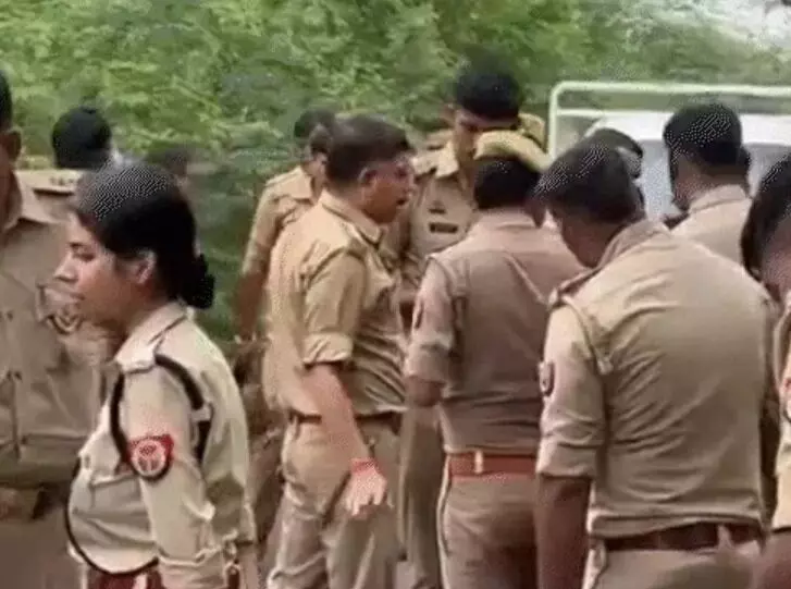 चाकू से गला काटकर ऑटो चालक की दिन दहाड़े हत्या- पब्लिक ने.... चाकू से गला काटकर ऑटो चालक की दिन दहाड़े हत्या- पब्लिक ने....