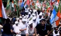 वोटर अधिकार मार्च- विपक्ष के नेताओं के साथ खुली बस में निकले राहुल वोटर अधिकार मार्च- विपक्ष के नेताओं के साथ खुली बस में निकले राहुल