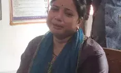 शीशी से उड़ेला तेल- CM आवास के पास महिला का आत्मदाह का प्रयास शीशी से उड़ेला तेल- CM आवास के पास महिला का आत्मदाह का प्रयास