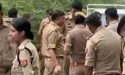 चाकू से गला काटकर ऑटो चालक की दिन दहाड़े हत्या- पब्लिक ने.... चाकू से गला काटकर ऑटो चालक की दिन दहाड़े हत्या- पब्लिक ने....