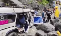 केदारनाथ हाईवे पर दो की मौत 6 घायल- चार धाम यात्रा की गई सस्पेंड केदारनाथ हाईवे पर दो की मौत 6 घायल- चार धाम यात्रा की गई सस्पेंड