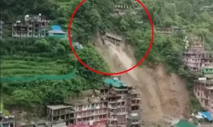 बस स्टैंड में गिरी दो मंजिला बिल्डिंग- दीवार गिरने से महिला की मौत