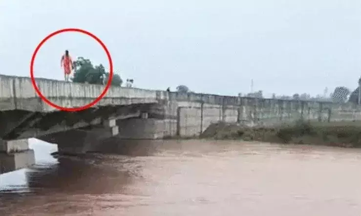 पुल पर चढ़े व्यक्ति ने घग्गर नदी में लगाई छलांग- कुछ देर मारे हाथ....