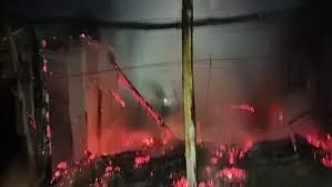 घर में आग लगने से दो लोगों की हुई मौत- बच्ची गंभीर रूप से झुलसी घर में आग लगने से दो लोगों की हुई मौत- बच्ची गंभीर रूप से झुलसी
