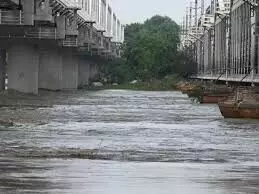 यमुना खतरे के निशान से आधा मीटर ऊपर, निचले इलाकों में बाढ़ का खतरा यमुना खतरे के निशान से आधा मीटर ऊपर, निचले इलाकों में बाढ़ का खतरा