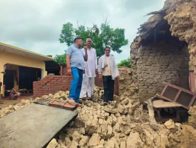 आफत बनी बारिश-धड़ाधड़ गिर रहे मकान-मलबे में दबे कई लोग- गृहस्थी का.. आफत बनी बारिश-धड़ाधड़ गिर रहे मकान-मलबे में दबे कई लोग- गृहस्थी का..