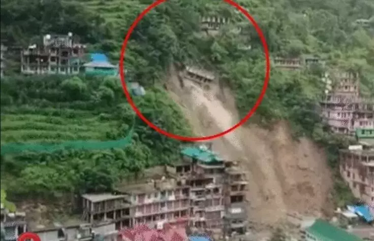 बस स्टैंड में गिरी दो मंजिला बिल्डिंग- दीवार गिरने से महिला की मौत बस स्टैंड में गिरी दो मंजिला बिल्डिंग- दीवार गिरने से महिला की मौत