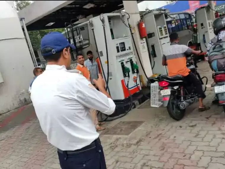 नो हेलमेट नो फ्यूल अभियान- पंप बिना हेलमेट पेट्रोल लेते लोगों का चालान नो हेलमेट नो फ्यूल अभियान- पंप बिना हेलमेट पेट्रोल लेते लोगों का चालान