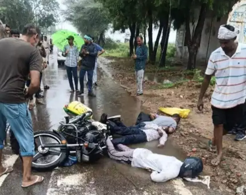 गोगामेड़ी के दर्शन कर लौट रहे युवकों पर गिरा हाई टेंशन तार- 3 ने.... गोगामेड़ी के दर्शन कर लौट रहे युवकों पर गिरा हाई टेंशन तार- 3 ने....
