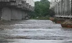 यमुना खतरे के निशान से आधा मीटर ऊपर, निचले इलाकों में बाढ़ का खतरा यमुना खतरे के निशान से आधा मीटर ऊपर, निचले इलाकों में बाढ़ का खतरा