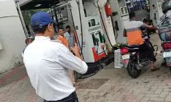 नो हेलमेट नो फ्यूल अभियान- पंप बिना हेलमेट पेट्रोल लेते लोगों का चालान नो हेलमेट नो फ्यूल अभियान- पंप बिना हेलमेट पेट्रोल लेते लोगों का चालान
