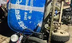 जूस की दुकान में घुसा पानी का टैंकर-गाड़ियों समेत दुकान हुई क्षतिग्रस्त जूस की दुकान में घुसा पानी का टैंकर-गाड़ियों समेत दुकान हुई क्षतिग्रस्त