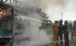 बोरिंग मशीन में शॉर्ट सर्किट-टायर एवं केबिन जलकर हुए खाक बोरिंग मशीन में शॉर्ट सर्किट-टायर एवं केबिन जलकर हुए खाक