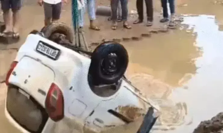 सड़क पर खोले गड्ढे में गिरी कार- बीमार को ले जा रहा परिवार हादसे....