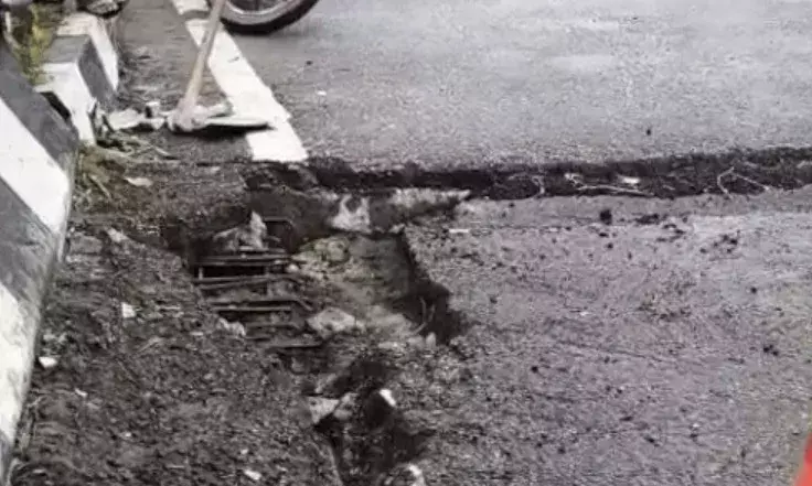 नेशनल हाईवे धंसा- निकले सरिये बाहर- NHAI ने की बैरिकेडिंग