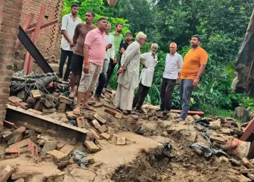 बारिश में गिरा गरीब का आशियाना- गिरे मकान के मलबे में दबा परिवार