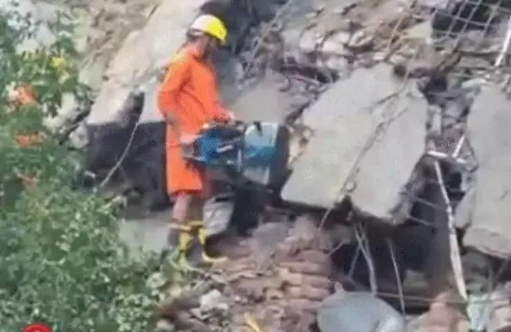 पहाड़ से गिरे पत्थरों से दो मकान जमींदोज-मलबे में दबने से सात की मौत पहाड़ से गिरे पत्थरों से दो मकान जमींदोज-मलबे में दबने से सात की मौत