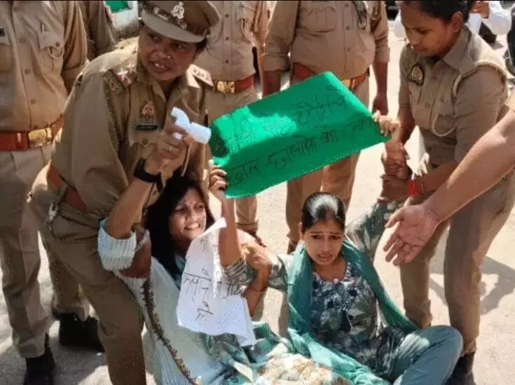 महिलाओं का बीजेपी MLA के घर के बाहर टोंटी लेकर प्रदर्शन- टांगकर ले.... महिलाओं का बीजेपी MLA के घर के बाहर टोंटी लेकर प्रदर्शन- टांगकर ले....