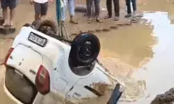 सड़क पर खोले गड्ढे में गिरी कार- बीमार को ले जा रहा परिवार हादसे.... सड़क पर खोले गड्ढे में गिरी कार- बीमार को ले जा रहा परिवार हादसे....