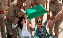 महिलाओं का बीजेपी MLA के घर के बाहर टोंटी लेकर प्रदर्शन- टांगकर ले....