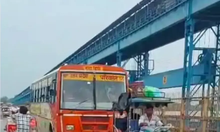 1 महीने बाद खुले गंगा बैराज पुल से बसों ने भरा फर्राटा