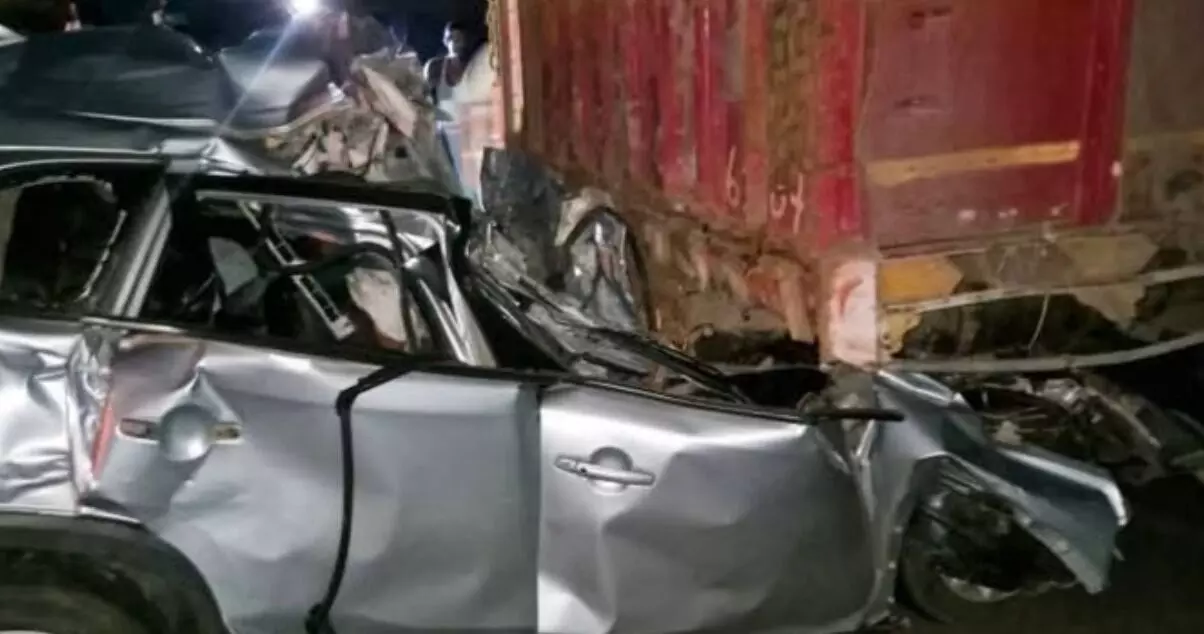 चलते ट्रक में कार ने मारी टक्कर- पांच कारोबारियों की मौत चलते ट्रक में कार ने मारी टक्कर- पांच कारोबारियों की मौत
