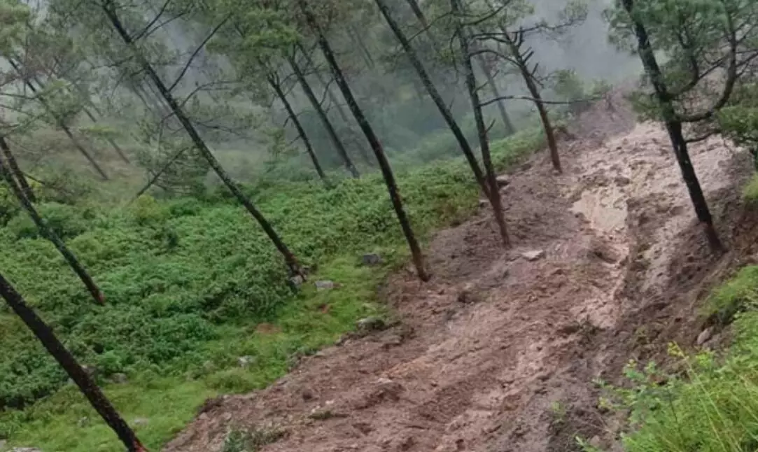 अतिवृष्टि में मचाई तबाही- मकान को भी अपने साथ बहा ले गया मलबा अतिवृष्टि में मचाई तबाही- मकान को भी अपने साथ बहा ले गया मलबा