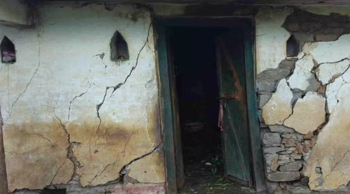 धंस रहे पहाड़ के गांव- रातोंरात लोगों ने छोड़े घर- हाईवे पर भी दरारें धंस रहे पहाड़ के गांव- रातोंरात लोगों ने छोड़े घर- हाईवे पर भी दरारें