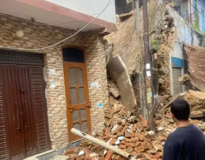 बारिश से ढहा मकान- परिवार ने समय रहते भागकर बचाई जान बारिश से ढहा मकान- परिवार ने समय रहते भागकर बचाई जान