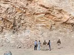 चट्टान गिरने से इतने युवकों की हुई मौत- एक हुआ घायल चट्टान गिरने से इतने युवकों की हुई मौत- एक हुआ घायल